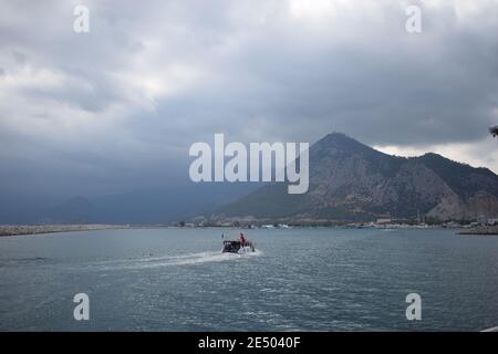 Der Eingang zum Yachthafen von Antalya. Touristenboot im Meer in der Nähe des Leuchtturms im Hafen. Antalya Türkei. September 2020, 26 Stockfoto