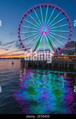 Das Seattle Great Wheel steigt 175 Meter über Pier 57, mit Blick auf die Skyline von Seattle und Elliott Bay, wenn die Sonne im Westen untergeht Stockfoto