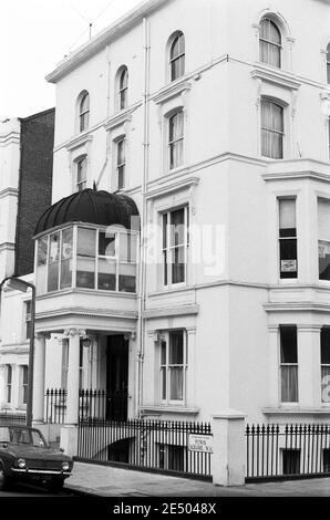 Großbritannien, West London, Notting Hill, 1973. Heruntergekommene und heruntergekommene, große, vierstöckige Häuser werden langsam restauriert und neu dekoriert. Turners Haus (Nr.25) auf dem Powis-Platz im Film Performance von 1968. Dieses Haus wurde für Außenaufnahmen im Film verwendet. Der Wintergarten wurde nun vom Vordach entfernt. Stockfoto