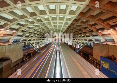 WASHINGTON, D.C. - April 10, 2015: Züge und Passagiere in einer U-Bahnstation. 1976 eröffnet, die Washington Metro ist nun der zweite-geschäftigsten schnelle Tran Stockfoto