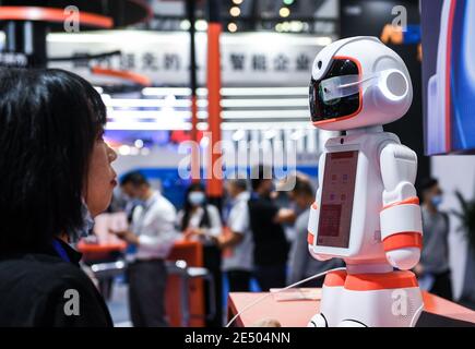 Peking, Chinas Provinz Guangdong. November 2020. Ein Besucher interagiert mit einem Roboter auf der 22. China Hi-Tech Fair (CHTF), die am 11. November 2020 in Shenzhen, der südchinesischen Provinz Guangdong, stattfand. Quelle: Mao Siqian/Xinhua/Alamy Live News Stockfoto