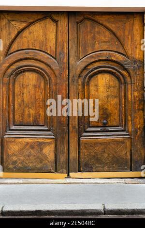 Alte Doppeltür aus Holz. Holztor Eingang. Vintage braune Tür in Paris Frankreich Stockfoto