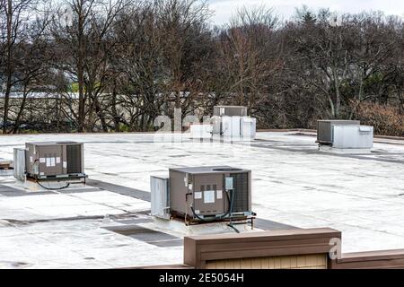 Horizontale Aufnahme von Dachklimaanlagen auf einem medizinischen Bürogebäude. Stockfoto