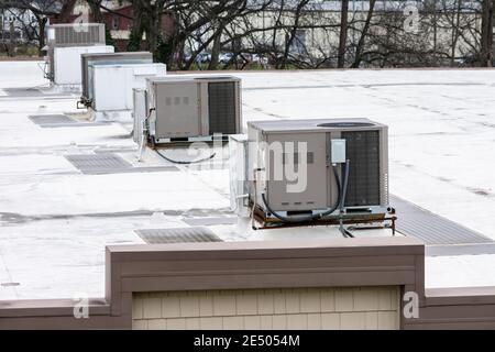 Horizontale Aufnahme einer Reihe von Dachklimaanlagen auf einem medizinischen Bürogebäude. Stockfoto