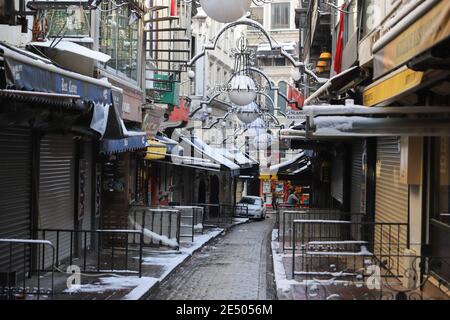 ISTANBUL, TÜRKEI - 18. JANUAR 2021: Bars und Restaurants sind in der Nevizade Straße geschlossen, wo eines der beliebtesten Unterhaltungsziele ist Stockfoto