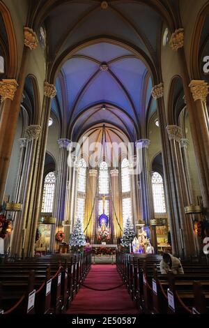 ISTANBUL, TÜRKEI - 18. JANUAR 2021: Im Inneren der Kirche des heiligen Antonius von Padua Stockfoto