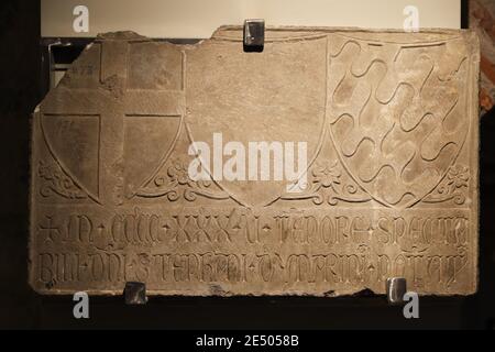 ISTANBUL, TÜRKEI - 18. JANUAR 2021: Historische Artefakte im Galata-Turm Stockfoto