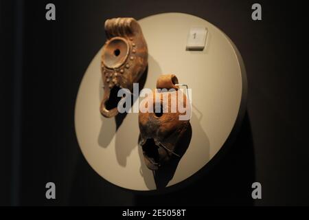 ISTANBUL, TÜRKEI - 18. JANUAR 2021: Historische Artefakte im Galata-Turm Stockfoto