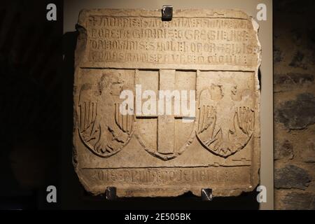 ISTANBUL, TÜRKEI - 18. JANUAR 2021: Historische Artefakte im Galata-Turm Stockfoto