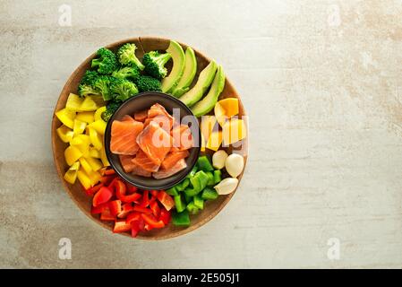 Gesunde Mahlzeit mit Lachssteak und gemischtem Gemüse kochen. Gesundes Kochkonzept Stockfoto