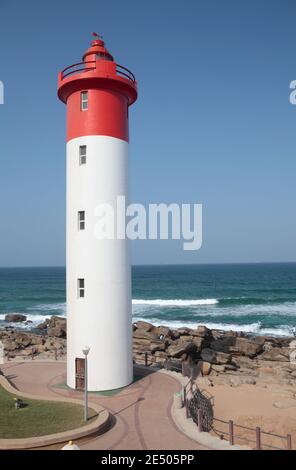 Umhlanga Lighthouse, Umhlanga, Kwa-Zulu Natal, Südafrika – 21 Meter hoch stehend und 1954 erbaut, ist das Leuchtturmlicht für über 40km zu sehen Stockfoto