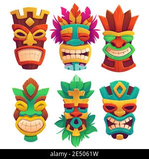 Tiki-Masken, Tribal-Totems aus Holz, Attribute im hawaiianischen oder polynesischen Stil, gruselige Gesichter mit toothy Mund, dekoriert mit isolierten Blättern auf weißem Hintergrund. Cartoon Vektorgrafik, Symbole gesetzt Stock Vektor