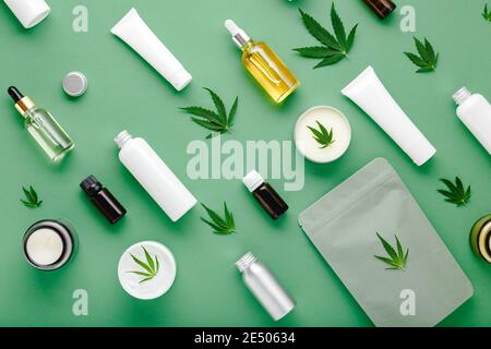 Hanf cbd Öl Serum in Glasflasche mit Cannabisblättern, Feuchtigkeitscreme, Serum, Lotion, ätherisches Öl. Cannabisblatt mit Hautpflege Stockfoto