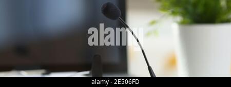 Nahaufnahme des Arbeitsplatzes mit Laptop und Headset Stockfoto