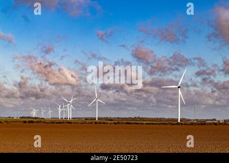 Beauce, Frankreich. Januar 2021. Am 25. Januar 2021 werden Windturbinen auf den Feldern betrieben. Stockfoto