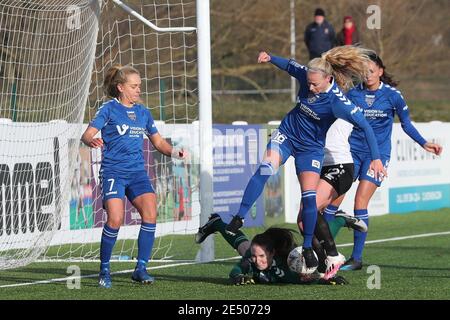 DURHAM, ENGLAND. 24. JANUAR die Durham Women's Megan Borthwick und Ellie Christon schaffen es, den Ball unter dem Druck von London Bees' Amelia HAZARD während des FA Women's Championship Matches zwischen Durham Women und London Bees im Maiden Castle, Durham City am Sonntag, 24. Januar 2021, wegzukraxeln. (Kredit: Mark Fletcher, Mi News) Kredit: MI Nachrichten & Sport /Alamy Live Nachrichten Stockfoto