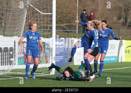 DURHAM, ENGLAND. 24. JANUAR die Durham Women's Megan Borthwick und Ellie Christon schaffen es, den Ball unter dem Druck von London Bees' Amelia HAZARD während des FA Women's Championship Matches zwischen Durham Women und London Bees im Maiden Castle, Durham City am Sonntag, 24. Januar 2021, wegzukraxeln. (Kredit: Mark Fletcher, Mi News) Kredit: MI Nachrichten & Sport /Alamy Live Nachrichten Stockfoto