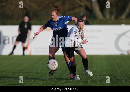 DURHAM, ENGLAND. 24. JANUAR Kathryn Hill von Durham Women kämpft mit Sophie McLean während des FA Women's Championship Matches zwischen Durham Women und London Bees im Maiden Castle, Durham City am Sonntag, 24. Januar 2021. (Kredit: Mark Fletcher, Mi News) Kredit: MI Nachrichten & Sport /Alamy Live Nachrichten Stockfoto