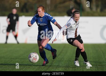 DURHAM, ENGLAND. 24. JANUAR Kathryn Hill von Durham Women kämpft mit Sophie McLean während des FA Women's Championship Matches zwischen Durham Women und London Bees im Maiden Castle, Durham City am Sonntag, 24. Januar 2021. (Kredit: Mark Fletcher, Mi News) Kredit: MI Nachrichten & Sport /Alamy Live Nachrichten Stockfoto