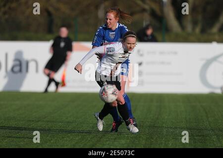 DURHAM, ENGLAND. 24. JANUAR Kathryn Hill von Durham Women kämpft mit Sophie McLean während des FA Women's Championship Matches zwischen Durham Women und London Bees im Maiden Castle, Durham City am Sonntag, 24. Januar 2021. (Kredit: Mark Fletcher, Mi News) Kredit: MI Nachrichten & Sport /Alamy Live Nachrichten Stockfoto