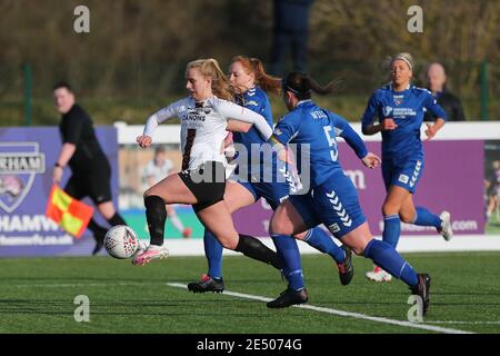 DURHAM, ENGLAND. 24. JANUAR Amelia HAZARD of London Bees in Aktion mit Sarah Wilson und Kathryn Hill von Durham Women während des FA Women's Championship Matches zwischen Durham Women und London Bees im Maiden Castle, Durham City am Sonntag, 24. Januar 2021. (Kredit: Mark Fletcher, Mi News) Kredit: MI Nachrichten & Sport /Alamy Live Nachrichten Stockfoto