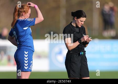 DURHAM, ENGLAND. 24. JANUAR Schiedsrichterin Lucy Oliver und Durham Women's Kathryn Hill während des FA Women's Championship Matches zwischen Durham Women und London Bees im Maiden Castle, Durham City am Sonntag, 24. Januar 2021. (Kredit: Mark Fletcher, Mi News) Kredit: MI Nachrichten & Sport /Alamy Live Nachrichten Stockfoto