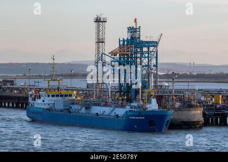 Ein kleiner Küstenfuttertanker neben dem fawley-Öl Raffinerie Marine Terminal am Rande des neuen Waldes Im Hafen von southampton Docks uk Stockfoto