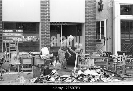 Eine Szene aus der Überschwemmungsgemeinde Wilkes Barre Pennsylvania nach dem Tropensturm Agnes im Juni 1972. Wilkes Barre befindet sich in Luzerne County , Wyoming Valley Pennsylvania. Tropensturm Agnes war die schlimmste Naturkatastrophe, die die Vereinigten Staaten zu dieser Zeit getroffen. Stockfoto