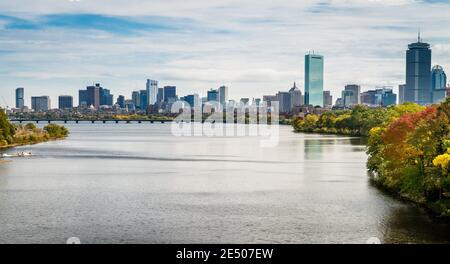 Blick auf die Skyline von Boston von einer Brücke über den Charles Fluss Stockfoto