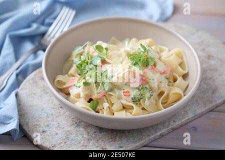 Frühling Gemüse Fettuccine Alfredo Stockfoto