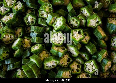 Draufsicht auf das geschnittene Okra-Gemüse (Auch als Ladies Finger genannt) bereit zum Kochen Stockfoto