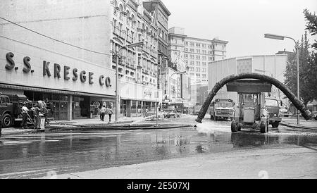 Eine Szene aus der Überschwemmungsgemeinde Wilkes Barre Pennsylvania nach dem Tropensturm Agnes im Juni 1972. Wilkes Barre befindet sich in Luzerne County , Wyoming Valley Pennsylvania. Tropensturm Agnes war die schlimmste Naturkatastrophe, die die Vereinigten Staaten zu dieser Zeit getroffen. Stockfoto