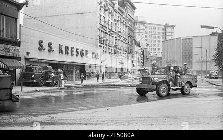 Eine Szene aus der Überschwemmungsgemeinde Wilkes Barre Pennsylvania nach dem Tropensturm Agnes im Juni 1972. Wilkes Barre befindet sich in Luzerne County , Wyoming Valley Pennsylvania. Tropensturm Agnes war die schlimmste Naturkatastrophe, die die Vereinigten Staaten zu dieser Zeit getroffen. Stockfoto