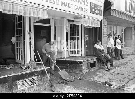 Eine Szene aus der Überschwemmungsgemeinde Wilkes Barre Pennsylvania nach dem Tropensturm Agnes im Juni 1972. Wilkes Barre befindet sich in Luzerne County , Wyoming Valley Pennsylvania. Tropensturm Agnes war die schlimmste Naturkatastrophe, die die Vereinigten Staaten zu dieser Zeit getroffen. Stockfoto