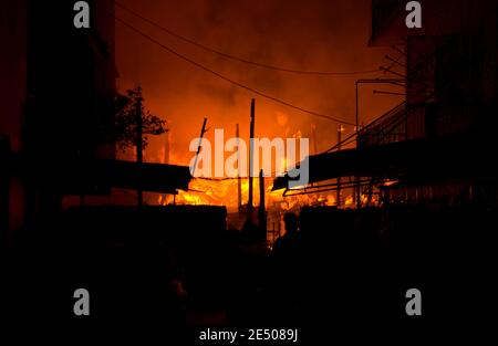 Häuser, Wohnung, Wohnung auf Feuer und Brennen in der Nacht auf dem Markt, Slum, lokalen Zentrum Gemeinschaft, Innenstadt in der Großstadt. Asiatisches Stadtbild. Stockfoto