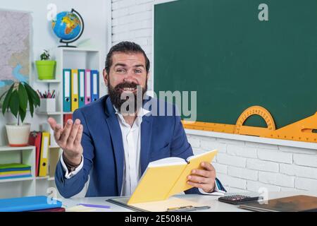 Suchen interessiert. Brutal Mann Arbeit im Klassenzimmer mit Tafel. Vorbereitung für die Prüfung. college-Dozent auf Lektion. Zurück zur Schule. Formale Bildung. Knowledge day. Reife bärtige Lehrer am Unterricht. Stockfoto