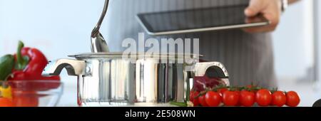 Zugeschnittenes Foto von Mann in der Küche und Kochen stehen Stockfoto