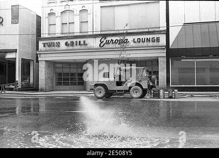 Eine Szene aus der Überschwemmungsgemeinde Wilkes Barre Pennsylvania nach dem Tropensturm Agnes im Juni 1972. Wilkes Barre befindet sich in Luzerne County , Wyoming Valley Pennsylvania. Tropensturm Agnes war die schlimmste Naturkatastrophe, die die Vereinigten Staaten zu dieser Zeit getroffen. Stockfoto