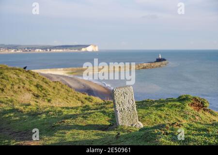 Blick auf Newhaven Beach und Westside Breakwater und Lighthouse Der Seahaven Coastal Trail Clifftop Walk Stockfoto