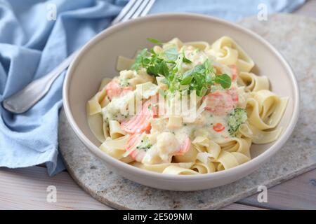 Frühling Gemüse Fettuccine Alfredo Stockfoto