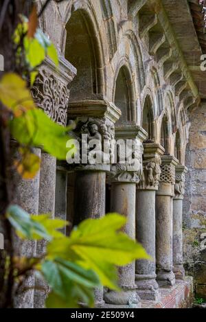 Kreuzgang der Stiftskirche Santa Juliana, in Santillana del Mar, Provinz Kantabrien, Spanien. Es wurde im 12. Jahrhundert erbaut Stockfoto