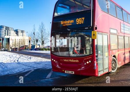 Birmingham, West Midlands, Großbritannien. 25. Januar 2021 - EIN Bus des National Express West Midlands 997 fährt an einem verschneiten Morgen in der Stadt die Ecke Moor Street und Carrs Lane hinauf. Kredit: Ryan Underwood / Alamy Live Nachrichten Stockfoto