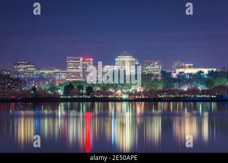 Blick auf Rosslyn, Arlington, Virginia, USA vom Gezeitenbecken in Washington DC in der Dämmerung während der Frühjahrssaison. Stockfoto