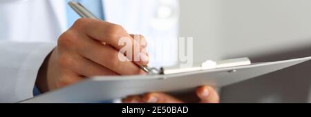 Arzt, der eine Umfrage macht und ein medizinisches Formular ausfüllt Stockfoto