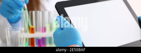 Wissenschaftler führen Experimente im Labor durch Stockfoto