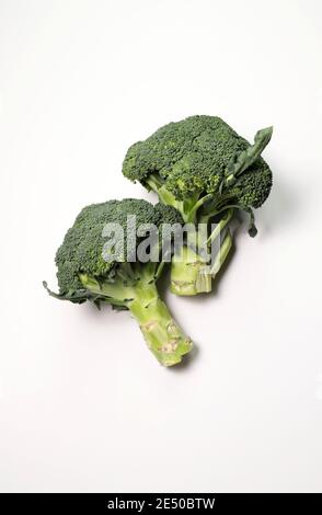 Brokkoli isoliert auf weißem Hintergrund. Draufsicht. Stockfoto