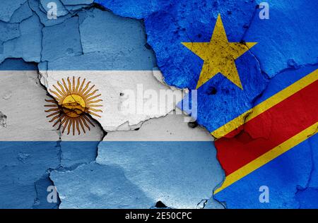 Flaggen von Argentinien und der Demokratischen Republik Kongo bemalt Rissige Wand Stockfoto
