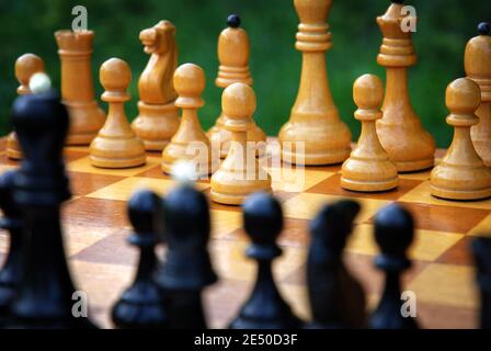 Der Anfang des Schachspiels - der weiße Bauer Beginnt Stockfoto