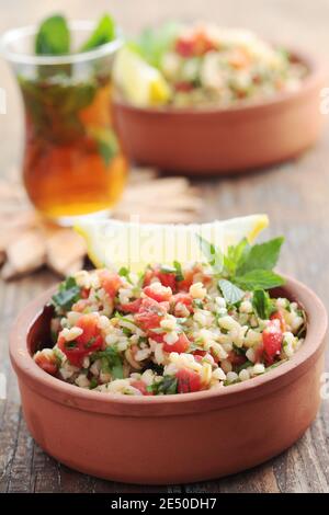 Tabbouleh mit Bulgur, Tomaten, Petersilie, Minze und Zitrone Stockfoto
