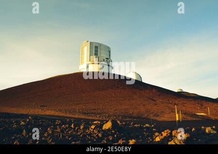 Blick auf leistungsstarke Teleskope auf der Oberseite des Mauna Kea, Hawaii während des Sonnenuntergangs. Stockfoto